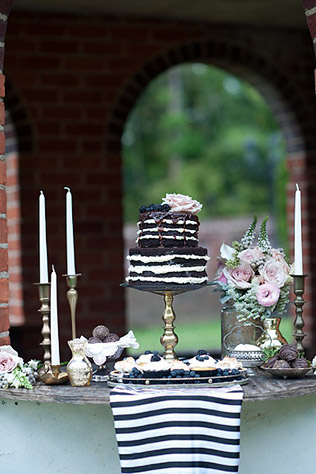 Черно-белая полоска на свадьбе - торт с коржами