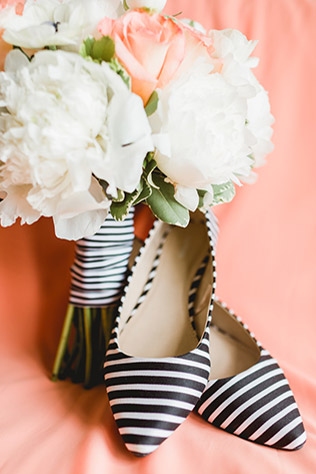 Черно-белая полоска на свадьбе - туфли невесты