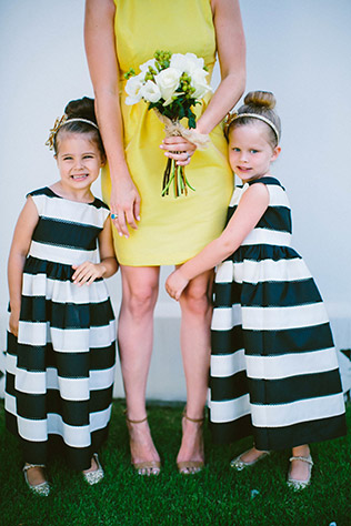 Черно-белая полоска на свадьбе - в образе цветочных девочек