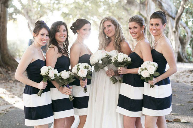 Черно-белая полоска на свадьбе - в образе подружек невесты