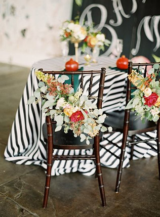 Черно-белая полоска на свадьбе - скатерти на столе