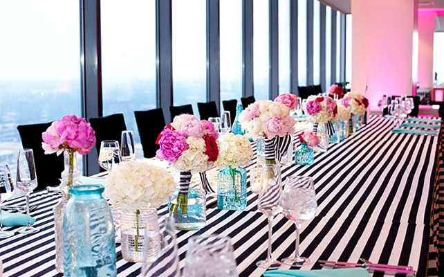 Черно-белая полоска с фуксией на свадьбе - скатерти