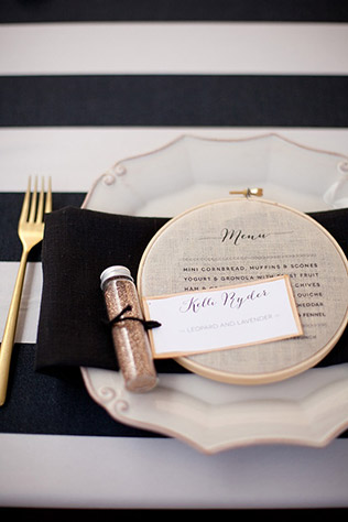 Черно-белая полоска с фуксией на свадьбе - скатерти