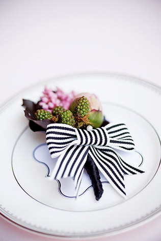 Черно-белая свадьба - бутоньерка жениха