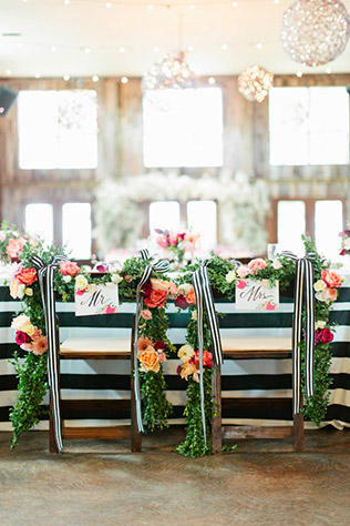 Черно-белая свадьба - декор стульев