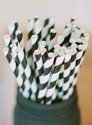 Черно-белая полоска на свадьбе - трубочки для коктейлей