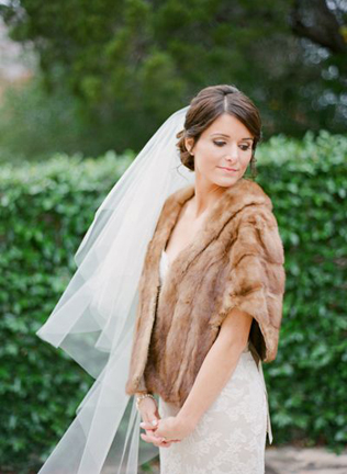 Благородный мех: полушубки и накидки для невест 