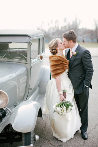 Благородный мех: полушубки и накидки для невест 