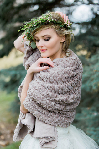 Благородный мех: полушубки и накидки для невест 