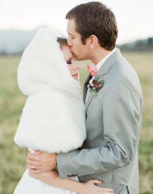 Благородный мех: полушубки и накидки для невест 