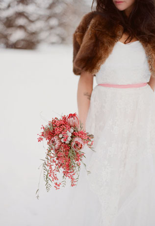 Благородный мех: полушубки и накидки для невест 