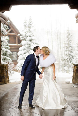 Благородный мех: полушубки и накидки для невест 