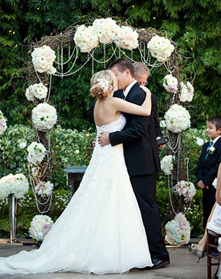 помпоны в декоре свадьбы, церемония