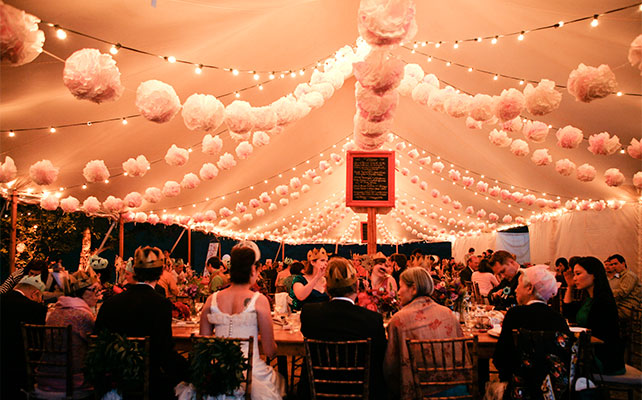 помпоны в декоре свадьбы, место торжества