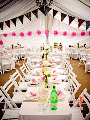 помпоны в декоре свадьбы, место торжества