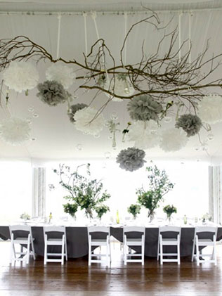 помпоны в декоре свадьбы, место торжества