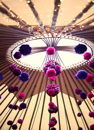 помпоны в декоре свадьбы, место торжества