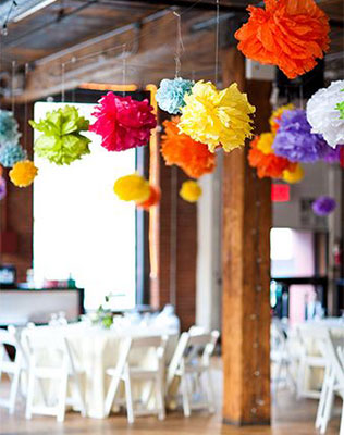 помпоны в декоре свадьбы, место торжества