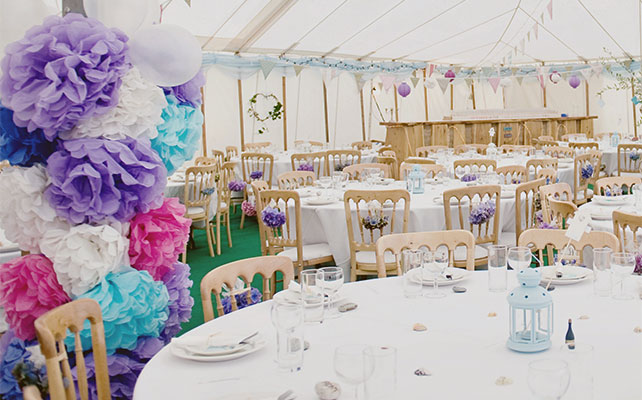 помпоны в декоре свадьбы, место торжества