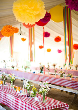 помпоны в декоре свадьбы, место торжества