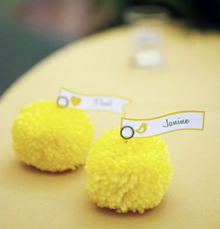 помпоны в декоре свадьбы, рассадочные карточки