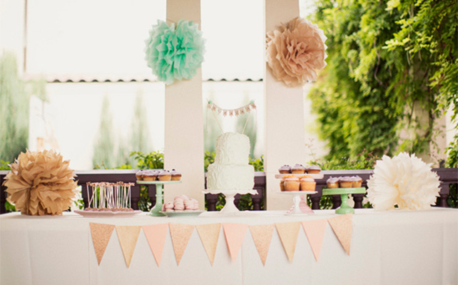 помпоны в декоре свадьбы, сладкий стол