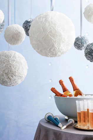 помпоны в декоре свадьбы, сладкий стол