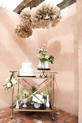 помпоны в декоре свадьбы, сладкий стол