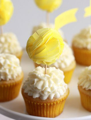 помпоны в декоре свадьбы, сладкий стол