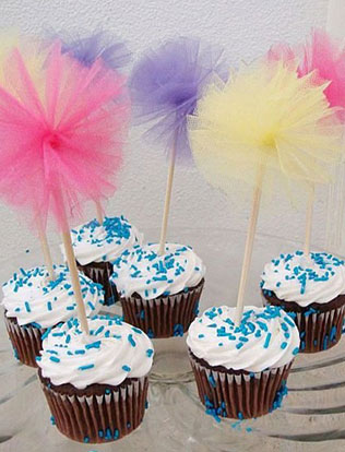 помпоны в декоре свадьбы, сладкий стол