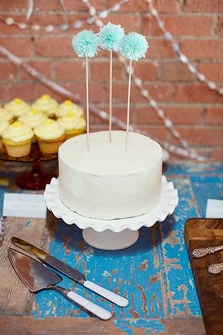 помпоны в декоре свадьбы, фигурки для торта