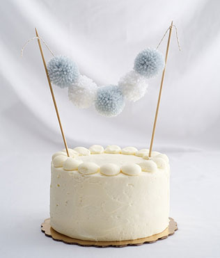 помпоны в декоре свадьбы, фигурки для торта