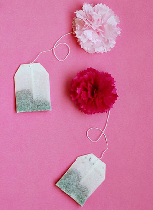 помпоны в декоре свадьбы, сладкий стол