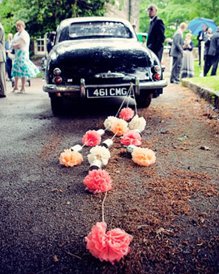 помпоны в декоре свадьбы, кортеж