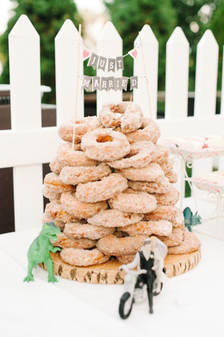 Пончики на свадьбе: 5 сладких идей для декора 