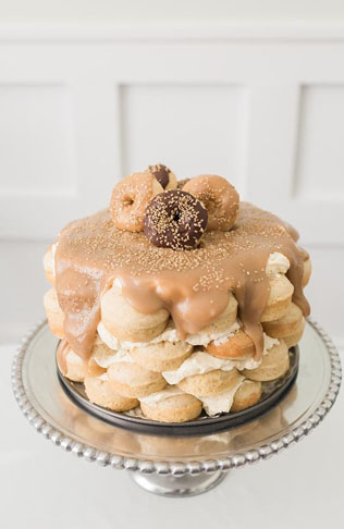 Пончики на свадьбе: 5 сладких идей для декора 