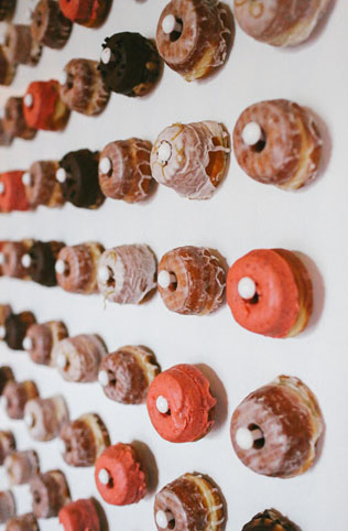 Пончики на свадьбе: 5 сладких идей для декора 