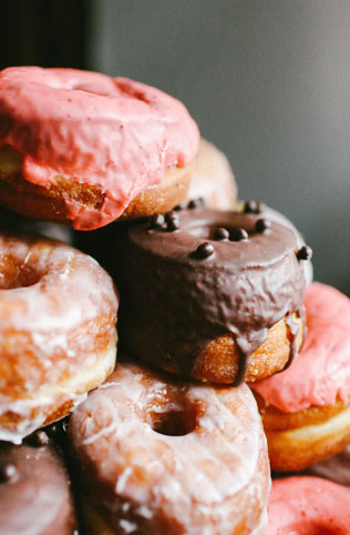 Пончики на свадьбе: 5 сладких идей для декора 