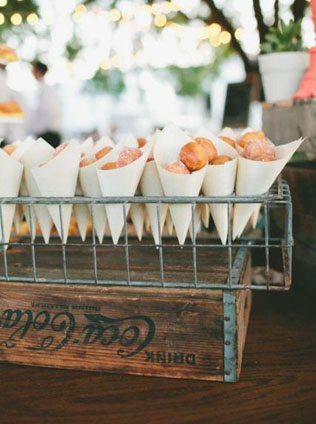 Пончики на свадьбе: 5 сладких идей для декора 