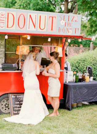 Пончики на свадьбе: 5 сладких идей для декора 