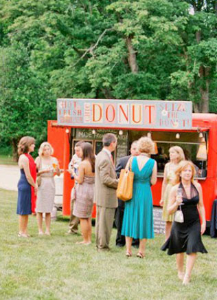 Пончики на свадьбе: 5 сладких идей для декора 