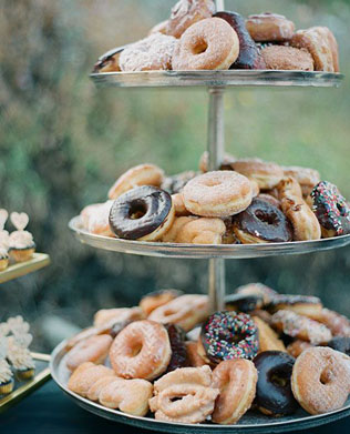 Пончики на свадьбе: 5 сладких идей для декора 