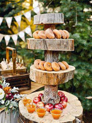 Пончики на свадьбе: 5 сладких идей для декора 