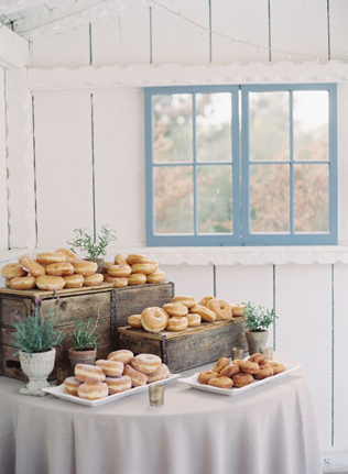 Пончики на свадьбе: 5 сладких идей для декора 