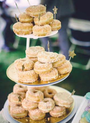 Пончики на свадьбе: 5 сладких идей для декора 