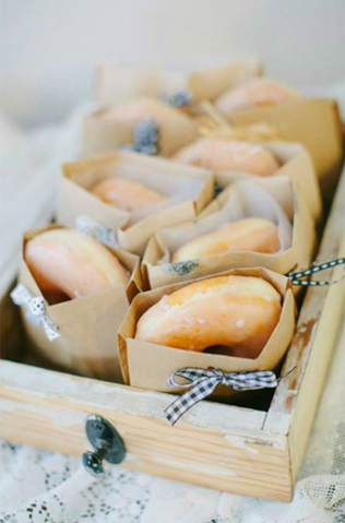 Пончики на свадьбе: 5 сладких идей для декора 