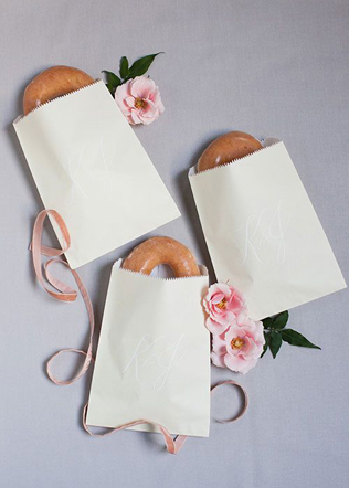 Пончики на свадьбе: 5 сладких идей для декора 