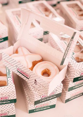 Пончики на свадьбе: 5 сладких идей для декора 