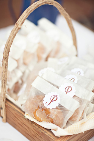 Пончики на свадьбе: 5 сладких идей для декора 