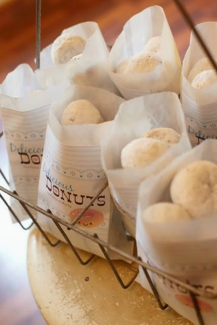 Пончики на свадьбе: 5 сладких идей для декора 